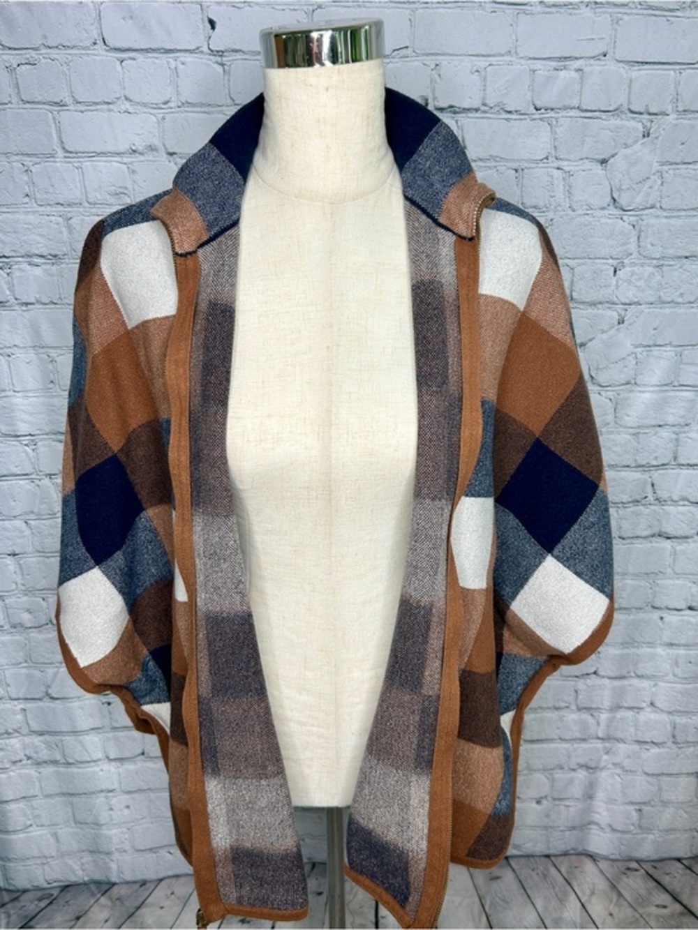 Tahari Women’s Large Plaid Poncho Cape Full Zip Brown Navy Cream Fall - Picture 4 of 9